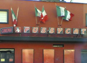 In vendita i locali del Pussycat, ultimo cinema a luci rosse a Milano