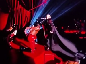 Madonna cade dal palco