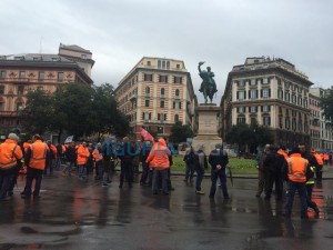 Dipendenti Iren bloccano piazza Corvetto