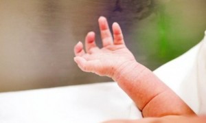 Morta la neonata ritrovata abbandonata in un giardino di Trieste