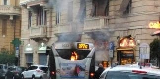 Autobus in fiamme a Castelletto