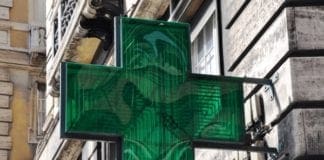 Genova, rapine con coltello a Carignano, caccia all’uomo e paura dei commercianti Farmacia