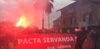 Ex Ilva, torna la cassa integrazione per i lavoratori di Acciaierie d’Italia ex llva protesta