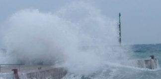 Recco, onda anomala travolge turisti, 4 feriti mareggiata Genova corso Italia