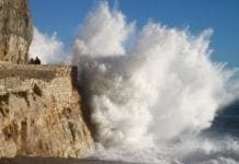 Rapallo – Onda anomala distrugge parte del molo del porto – VIDEO Mareggiata Liguria