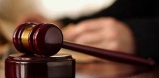 Avvocato finge di aver vinto la causa mai avviata: denunciato