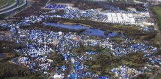 Al via lo sgombero della “Giungla di Calais”. Scontri con Polizia