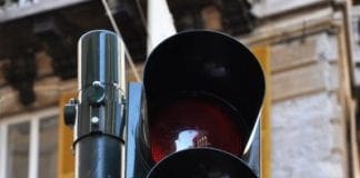 Ennesimo incidente in via Carrara, i cittadini lanciano una raccolta firme: “Serve un semaforo”