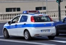 Centro Storico – Tenta di nascondere la droga nell’auto della Locale: arrestato