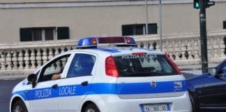 Coronavirus – Polizia locale per le strade di Genova con appelli a stare a casa