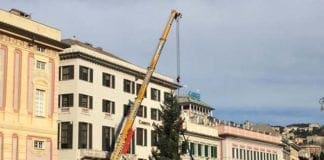 Genova – A De Ferrari arriva l’albero di Natale