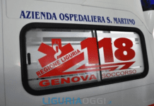 Perde il controllo della bici elettrica e si schianta contro un’auto parcheggiata, è grave