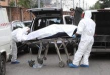 La Spezia – Anziano ritrovato senza vita in casa, era morto da giorni ambulanza morto