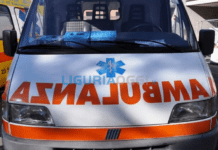 Auto si cappotta sulla Provinciale di Borzonasca ambulanza