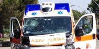 Genova, ambulanza si schianta in via Invrea