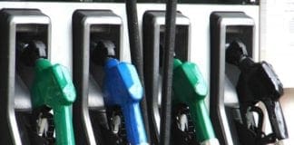 Voltri – Trovano carta di credito e fanno il pieno di carburante ma le telecamere li smascherano distributore di benzina