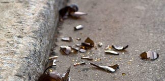 Ubriaca ferisce alla gola il fidanzato “per non diventare vittima di femminicidio”