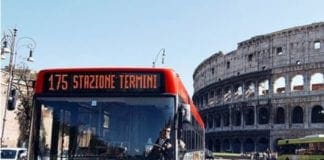 Roma, bus in fiamme in pieno centro: ustionata una commessa