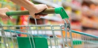 Ruba cioccolata in un supermercato: denunciato 45enne carrello della spesa