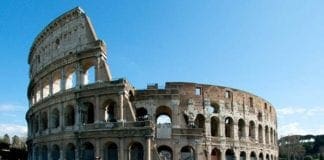 Incide il suo nome sulla parete del Colosseo: denunciata 17enne inglese