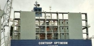 Nave portacontainer finisce sugli scogli, forse errore umano