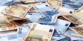 Gossip – Elisabetta Canalis e il mistero del seno ‘lievitato’: è incinta? banconote euro