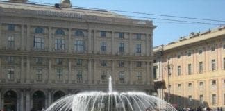 Minaccia i clienti di un bar con una sedia e aggredisce il soccorritore: arrestato