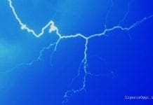 Genova, forte temporale sulla città fulmine