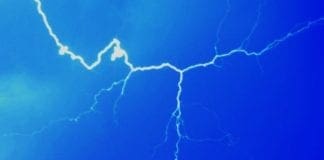 Sestri Levante – Fulmine colpisce l’edicola sulla diga foranea e la fa esplodere fulmine