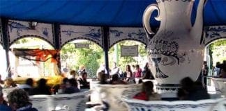 Sbalzata fuori dalle giostre a Gardaland: stazionaria