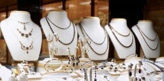 Chiavari, rapina a mano armata in una gioielleria