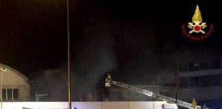 Genova – Maxi incendio in deposito di sanitari Spa Inox a Staglieno – VIDEO