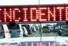 A10, furgone fuori controllo finisce contro il guardrail