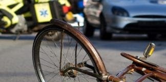 Cade mentre è in bici con gli amici: morto 64enne