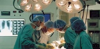 Genova, operato il tabaccaio accoltellato a Principe medici, chirurgia, operazione, intervento chirurgico