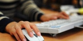 Shopping natalizio on line, la guida della Polizia Postale per evitare truffe computer, tastiera mouse