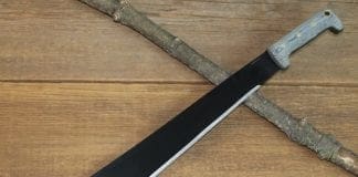 Albenga, aggredisce i carabinieri con un machete. Arrestato