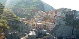 Cinque Terre – Ancora una turista colpita dal treno mentre scatta una fotografia