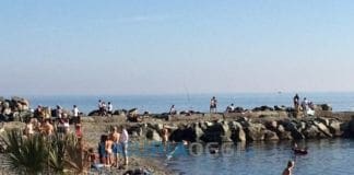 Ubriaco aggredisce un anziano in spiaggia e spintona i poliziotti: denunciato