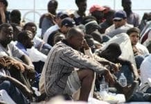 Genova, nave carica di Migranti sbarca accanto alla nave dei nababbi indiani