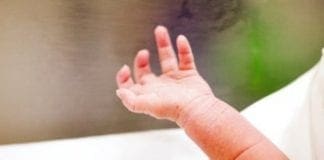 Genova, neonato morto la vigili di Natale, 4 medici indagati al San Martino neonato