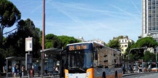 Genova, lanciano una bottiglia contro un autobus: denunciati due 18enni