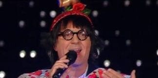 Sanremo, Panariello vestito da albero di Natale in stile Renato Zero