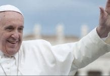 Papa Francesco a Genova, balneari espongono bandiera vaticana sulle spiagge