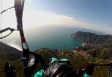 Finisce con il parapendio su un albero, salvato dai vigili del fuoco parapendio
