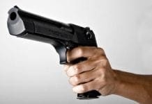 Genova, vecchietto arrabbiato con la badante la minaccia con una pistola pistola