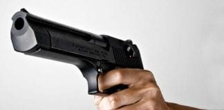 Sanremo, spara alle gambe del vicino di casa dopo una lite, indagini in corso pistola