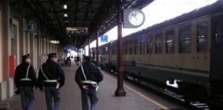 Si abbassa i pantaloni e urina sui binari davanti ai viaggiatori: treno merci frena in tempo