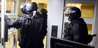 Parigi – Spari sugli Champs Elysee, un agente ucciso e due feriti gravi Polizia anti terrorismo