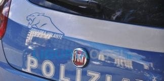 16enne arrestato per diverse rapine, fidanzata aggredisce i poliziotti a calci